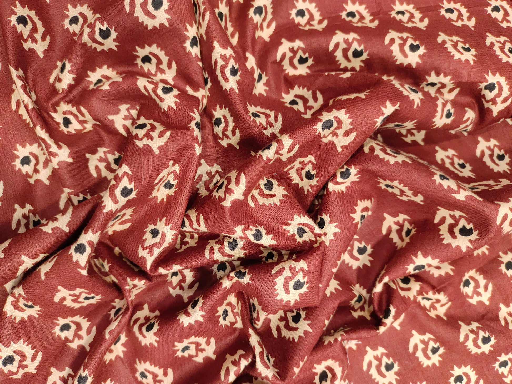 Cotton screen print marron base with beige and black motifs