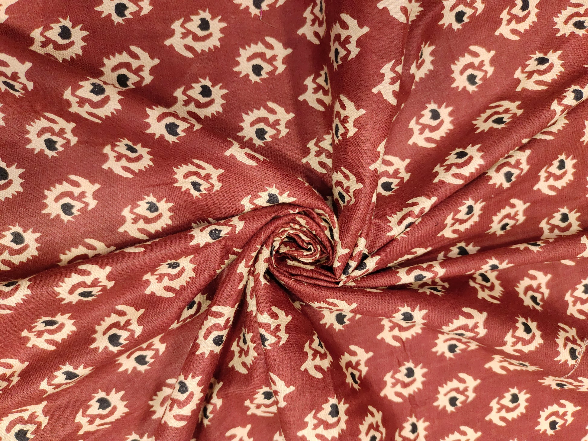 Cotton screen print marron base with beige and black motifs