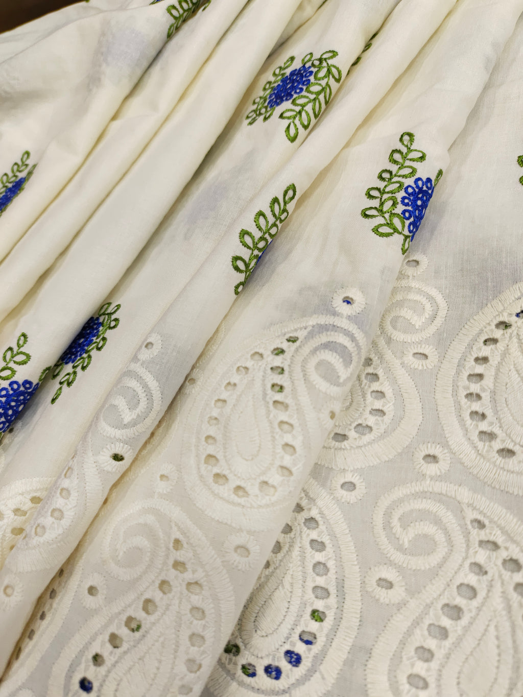 Pasley border with small motifs all over