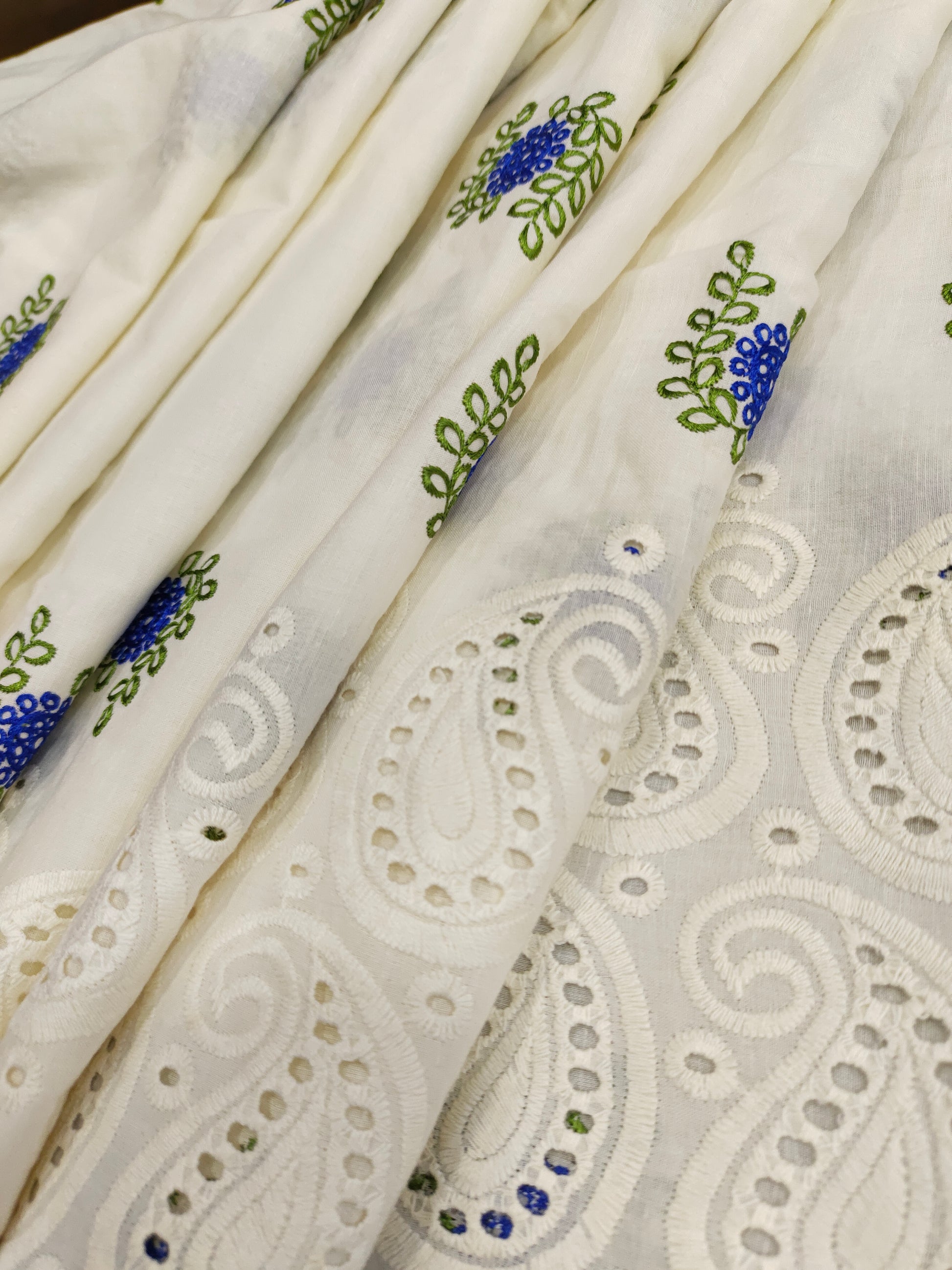 Pasley border with small motifs all over