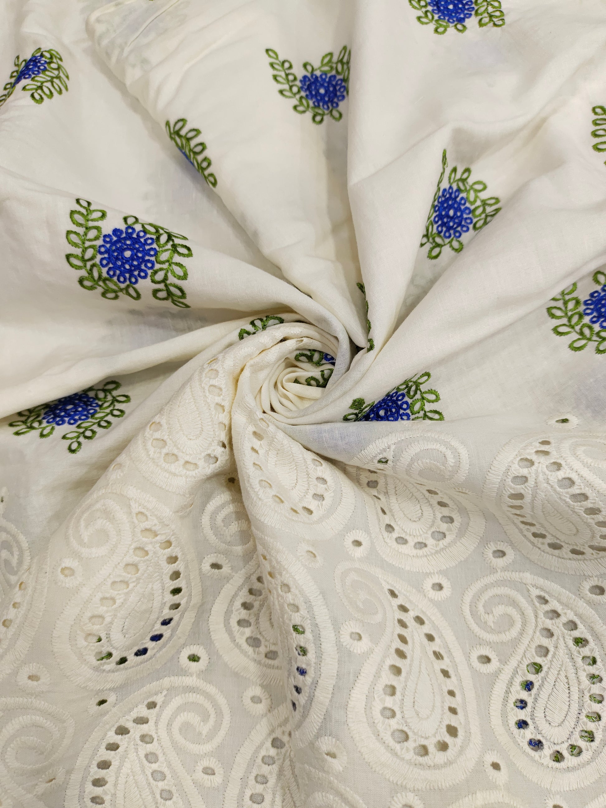 Pasley border with small motifs all over