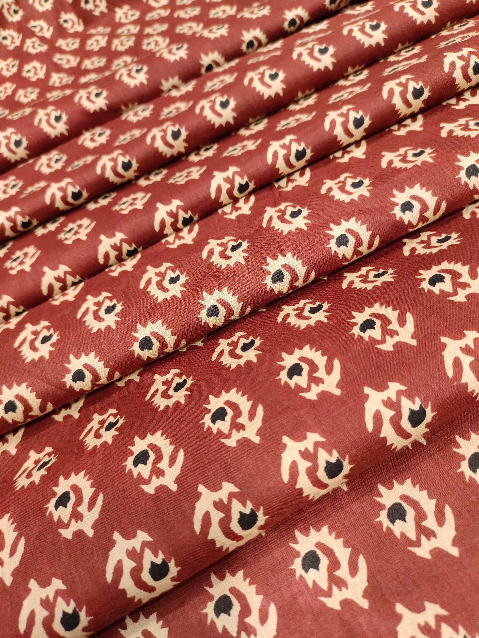 Cotton screen print marron base with beige and black motifs
