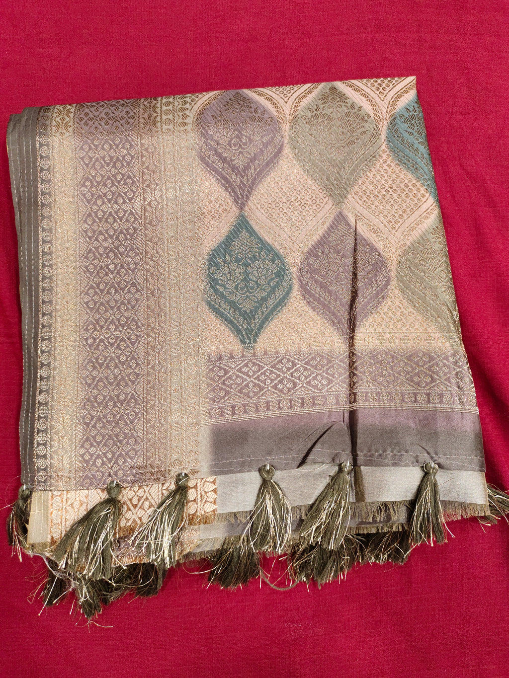 Diya silk butti rich pallu